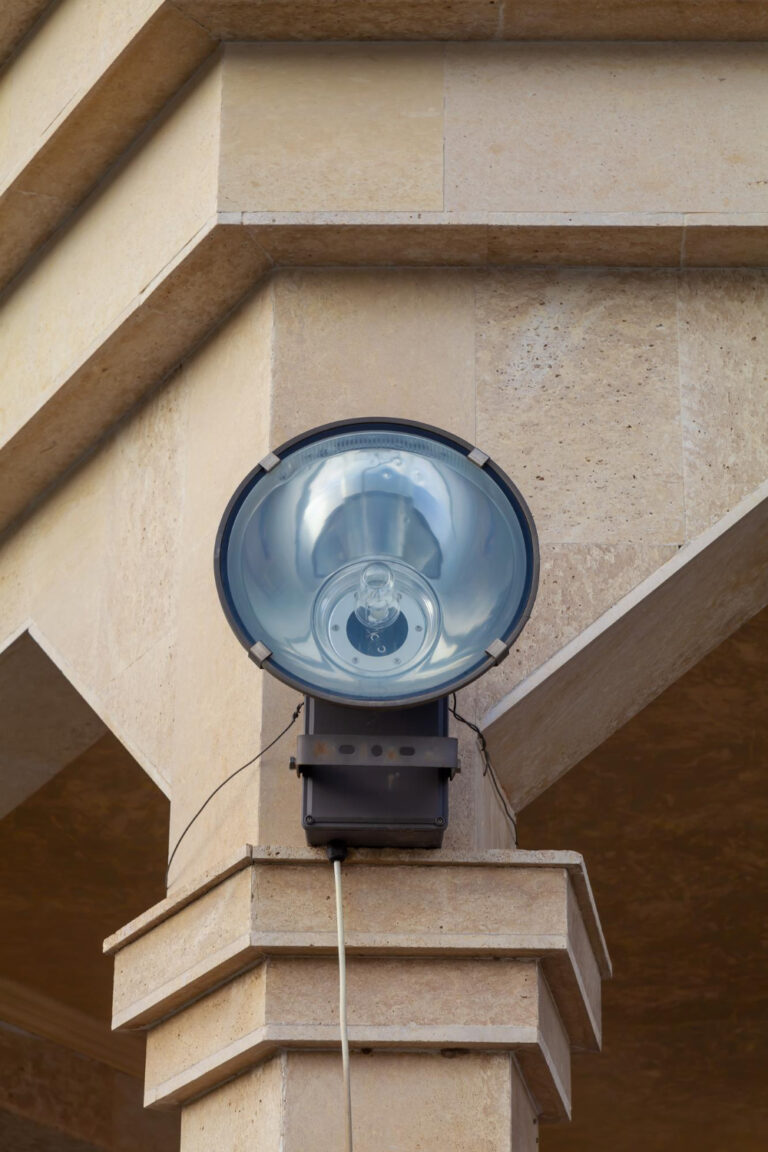Come installare un faretto da esterno?