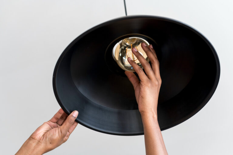 Come sostituire un lampadario o un applique?